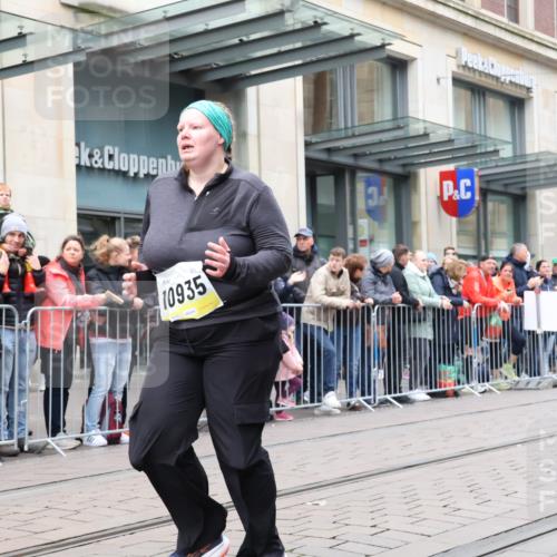05.10.2025 - 20. swb-Marathon Bremen Strokosch-Dieckow http://msf.ph/oto/9284485 05.10.2025 11:27:03 Ziel 10935, 10935 meine-sportfotos.de