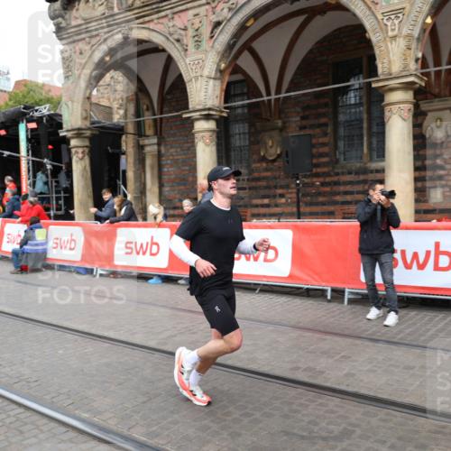 05.10.2025 - 20. swb-Marathon Bremen Yannick Fuchs http://msf.ph/oto/9284490 05.10.2025 13:02:15 Ziel 4988 meine-sportfotos.de
