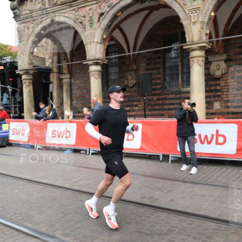 05.10.2025 - 20. swb-Marathon Bremen Yannick Fuchs http://msf.ph/oto/9284494 05.10.2025 13:02:15 Ziel 4988 meine-sportfotos.de