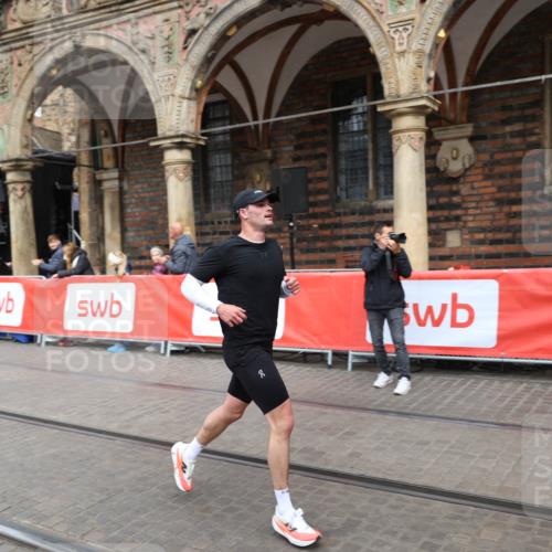05.10.2025 - 20. swb-Marathon Bremen Yannick Fuchs http://msf.ph/oto/9284501 05.10.2025 13:02:15 Ziel 4988 meine-sportfotos.de