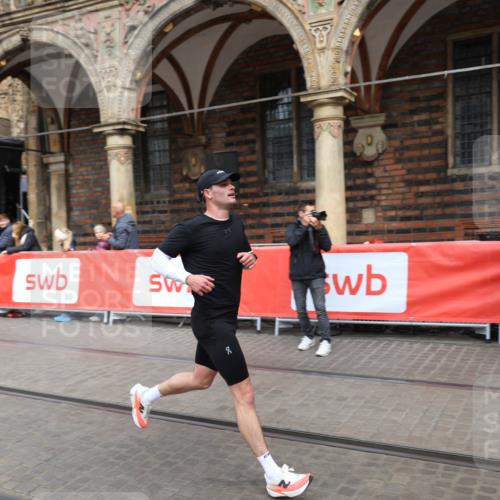 05.10.2025 - 20. swb-Marathon Bremen Yannick Fuchs http://msf.ph/oto/9284511 05.10.2025 13:02:15 Ziel 4988 meine-sportfotos.de