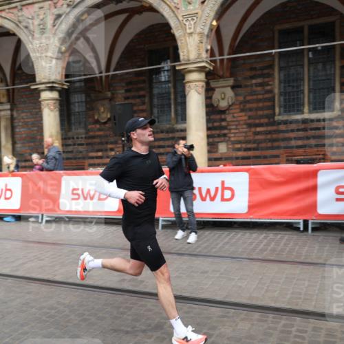 05.10.2025 - 20. swb-Marathon Bremen Yannick Fuchs http://msf.ph/oto/9284519 05.10.2025 13:02:15 Ziel 4988 meine-sportfotos.de