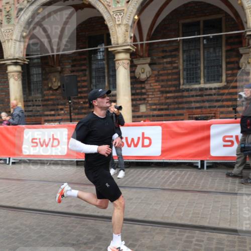 05.10.2025 - 20. swb-Marathon Bremen Yannick Fuchs http://msf.ph/oto/9284526 05.10.2025 13:02:15 Ziel 4988 meine-sportfotos.de