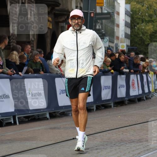 05.10.2025 - 20. swb-Marathon Bremen Strokosch-Dieckow http://msf.ph/oto/9284536 05.10.2025 11:17:39 Ziel 9869, 10312, 10465 meine-sportfotos.de