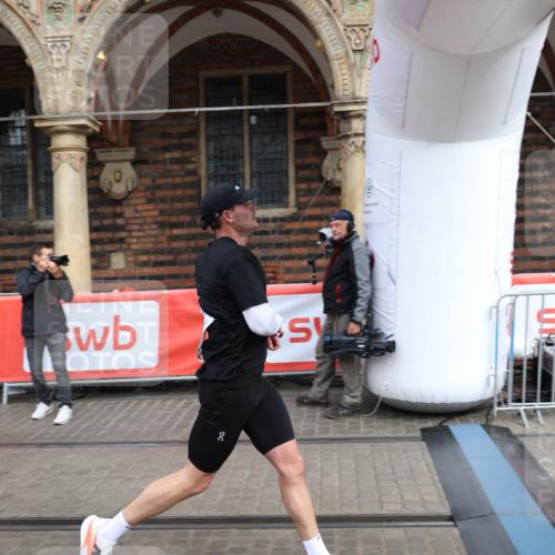 05.10.2025 - 20. swb-Marathon Bremen Yannick Fuchs http://msf.ph/oto/9284538 05.10.2025 13:02:15 Ziel 4988 meine-sportfotos.de