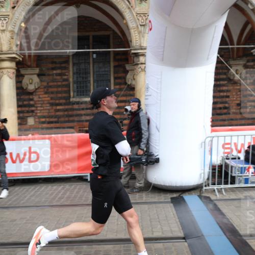 05.10.2025 - 20. swb-Marathon Bremen Yannick Fuchs http://msf.ph/oto/9284545 05.10.2025 13:02:15 Ziel 4988 meine-sportfotos.de