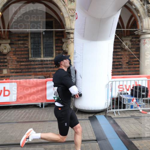05.10.2025 - 20. swb-Marathon Bremen Yannick Fuchs http://msf.ph/oto/9284552 05.10.2025 13:02:15 Ziel 4988 meine-sportfotos.de