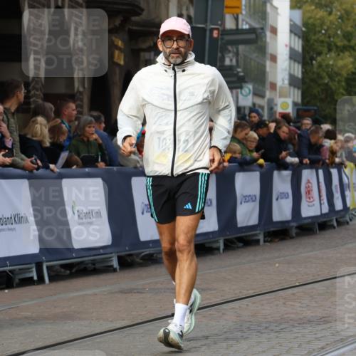 05.10.2025 - 20. swb-Marathon Bremen Strokosch-Dieckow http://msf.ph/oto/9284567 05.10.2025 11:17:39 Ziel 9869, 10312, 10465 meine-sportfotos.de