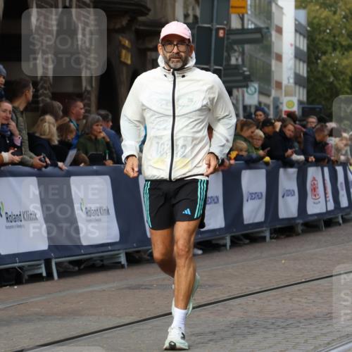 05.10.2025 - 20. swb-Marathon Bremen Strokosch-Dieckow http://msf.ph/oto/9284605 05.10.2025 11:17:39 Ziel 9869, 10312, 10465 meine-sportfotos.de