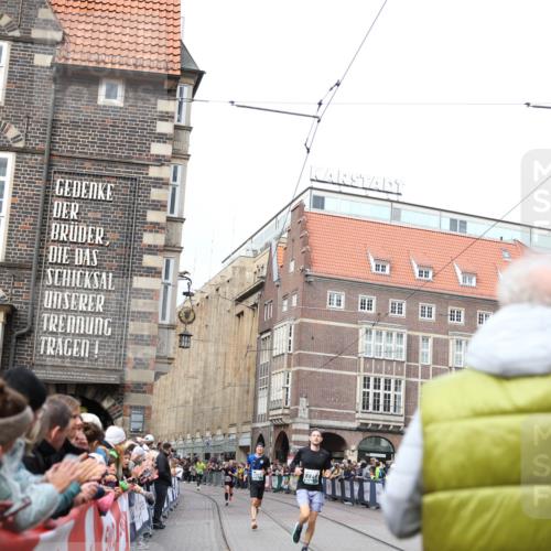 05.10.2025 - 20. swb-Marathon Bremen Yannick Fuchs http://msf.ph/oto/9284607 05.10.2025 13:02:31 Ziel 662 meine-sportfotos.de