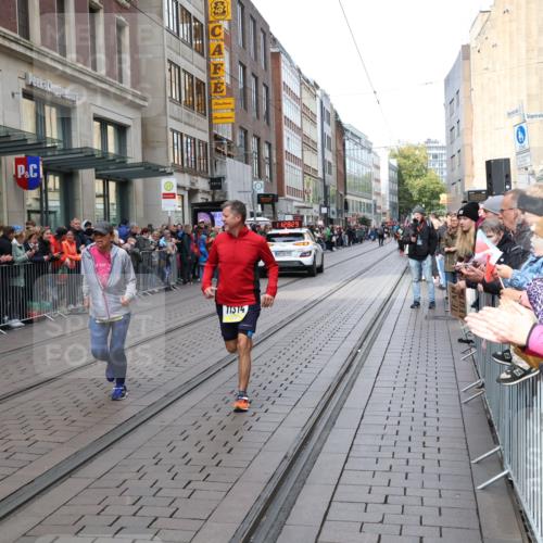 05.10.2025 - 20. swb-Marathon Bremen Strokosch-Dieckow http://msf.ph/oto/9284628 05.10.2025 11:28:28 Ziel 10579, 11313, 11314, 10579, 11313, 11314 meine-sportfotos.de