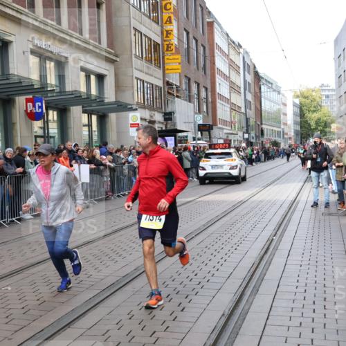 05.10.2025 - 20. swb-Marathon Bremen Strokosch-Dieckow http://msf.ph/oto/9284642 05.10.2025 11:28:28 Ziel 10579, 11313, 11314, 10579, 11313, 11314 meine-sportfotos.de
