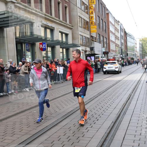 05.10.2025 - 20. swb-Marathon Bremen Strokosch-Dieckow http://msf.ph/oto/9284656 05.10.2025 11:28:28 Ziel 10579, 11313, 11314, 10579, 11313, 11314 meine-sportfotos.de