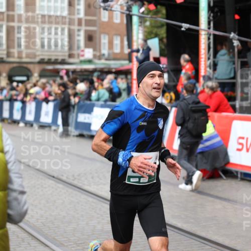 05.10.2025 - 20. swb-Marathon Bremen Yannick Fuchs http://msf.ph/oto/9284677 05.10.2025 13:02:35 Ziel 662, 3327, 6849 meine-sportfotos.de