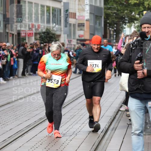 05.10.2025 - 20. swb-Marathon Bremen Strokosch-Dieckow http://msf.ph/oto/9284681 05.10.2025 11:28:38 Ziel 7174, 10579, 11313, 11314, 7174, 10579, 11313, 11314 meine-sportfotos.de