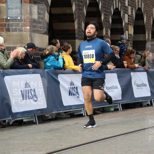 05.10.2025 - 20. swb-Marathon Bremen Strokosch-Dieckow http://msf.ph/oto/9284766 05.10.2025 11:18:02 Ziel 10808, 11082 meine-sportfotos.de