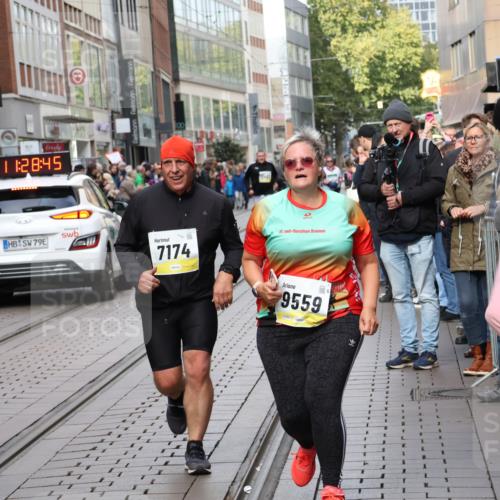 05.10.2025 - 20. swb-Marathon Bremen Strokosch-Dieckow http://msf.ph/oto/9284770 05.10.2025 11:28:43 Ziel 7174, 9559, 10579, 11313, 11314, 7174, 9559, 10579, 11313, 11314 meine-sportfotos.de