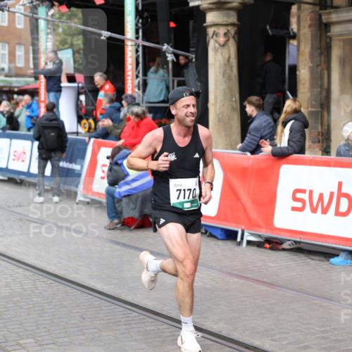 05.10.2025 - 20. swb-Marathon Bremen Yannick Fuchs http://msf.ph/oto/9284774 05.10.2025 13:02:43 Ziel 1810, 3327, 7028, 7170 meine-sportfotos.de