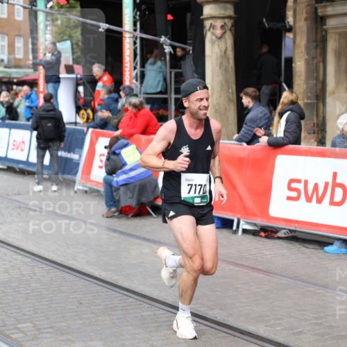 05.10.2025 - 20. swb-Marathon Bremen Yannick Fuchs http://msf.ph/oto/9284782 05.10.2025 13:02:43 Ziel 1810, 3327, 7028, 7170 meine-sportfotos.de