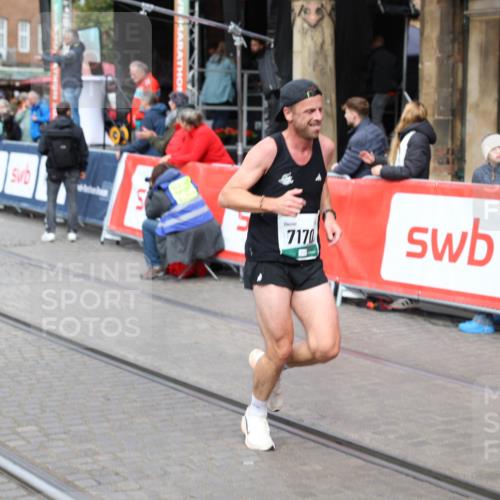 05.10.2025 - 20. swb-Marathon Bremen Yannick Fuchs http://msf.ph/oto/9284789 05.10.2025 13:02:43 Ziel 1810, 3327, 7028, 7170 meine-sportfotos.de