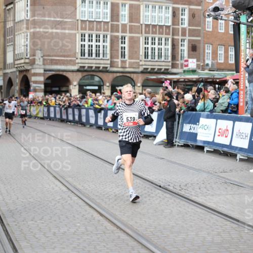 05.10.2025 - 20. swb-Marathon Bremen Yannick Fuchs http://msf.ph/oto/9284810 05.10.2025 13:02:53 Ziel 539, 3054, 4274 meine-sportfotos.de