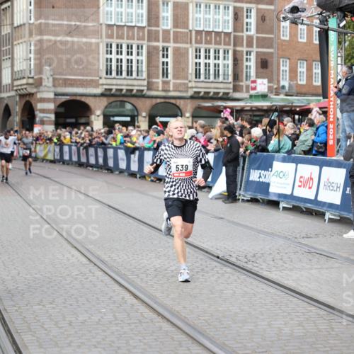 05.10.2025 - 20. swb-Marathon Bremen Yannick Fuchs http://msf.ph/oto/9284816 05.10.2025 13:02:53 Ziel 539, 3054, 4274 meine-sportfotos.de