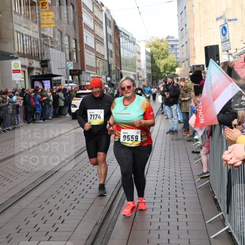 05.10.2025 - 20. swb-Marathon Bremen Strokosch-Dieckow http://msf.ph/oto/9284829 05.10.2025 11:28:45 Ziel 7174, 9559, 10579, 11313, 11314, 7174, 9559, 10579, 11313, 11314 meine-sportfotos.de
