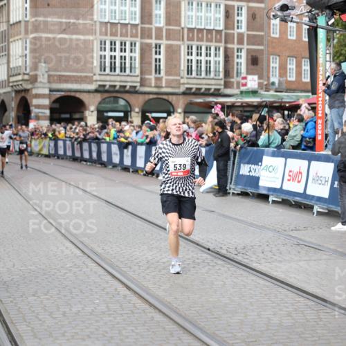 05.10.2025 - 20. swb-Marathon Bremen Yannick Fuchs http://msf.ph/oto/9284830 05.10.2025 13:02:53 Ziel 539, 3054, 4274 meine-sportfotos.de