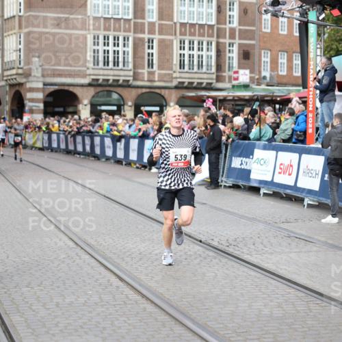 05.10.2025 - 20. swb-Marathon Bremen Yannick Fuchs http://msf.ph/oto/9284832 05.10.2025 13:02:53 Ziel 539, 3054, 4274 meine-sportfotos.de