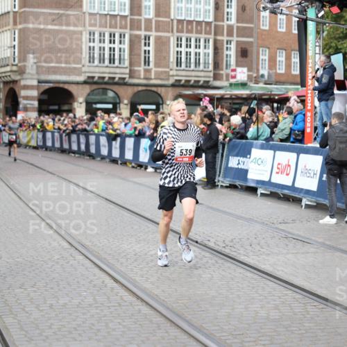 05.10.2025 - 20. swb-Marathon Bremen Yannick Fuchs http://msf.ph/oto/9284837 05.10.2025 13:02:53 Ziel 539, 3054, 4274 meine-sportfotos.de