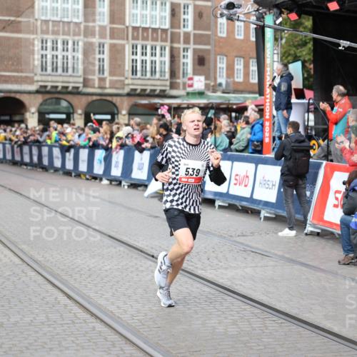05.10.2025 - 20. swb-Marathon Bremen Yannick Fuchs http://msf.ph/oto/9284847 05.10.2025 13:02:53 Ziel 539, 3054, 4274 meine-sportfotos.de