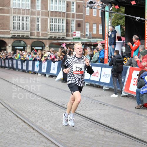 05.10.2025 - 20. swb-Marathon Bremen Yannick Fuchs http://msf.ph/oto/9284856 05.10.2025 13:02:54 Ziel 539, 3054, 4274 meine-sportfotos.de