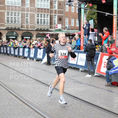 05.10.2025 - 20. swb-Marathon Bremen Yannick Fuchs http://msf.ph/oto/9284864 05.10.2025 13:02:54 Ziel 539, 3054, 4274 meine-sportfotos.de