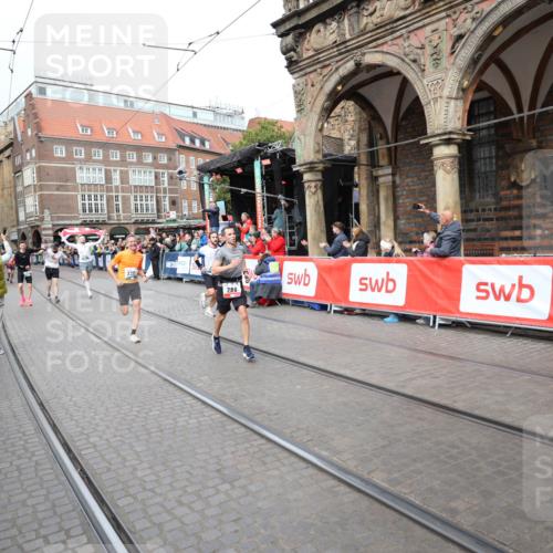 05.10.2025 - 20. swb-Marathon Bremen Yannick Fuchs http://msf.ph/oto/9284873 05.10.2025 13:03:01 Ziel 288, 539, 2585, 3381 meine-sportfotos.de