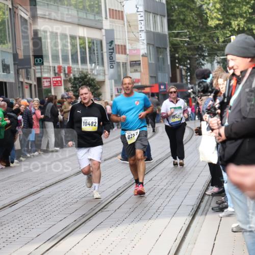 05.10.2025 - 20. swb-Marathon Bremen Strokosch-Dieckow http://msf.ph/oto/9284889 05.10.2025 11:28:48 Ziel 7174, 9257, 9559, 7174, 9257, 9559 meine-sportfotos.de
