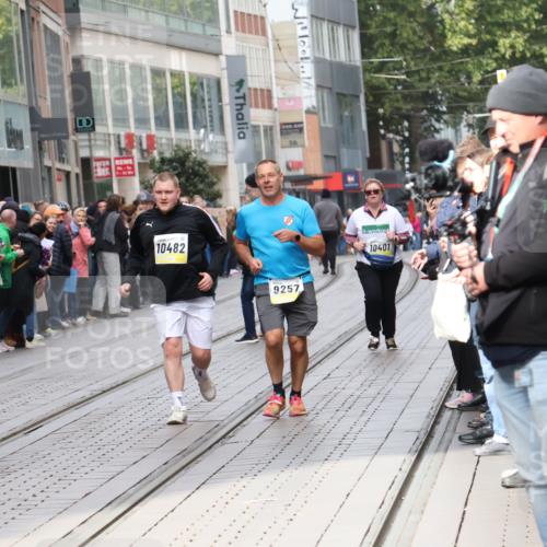 05.10.2025 - 20. swb-Marathon Bremen Strokosch-Dieckow http://msf.ph/oto/9284903 05.10.2025 11:28:48 Ziel 7174, 9257, 9559, 7174, 9257, 9559 meine-sportfotos.de