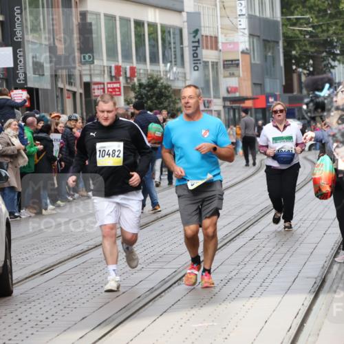 05.10.2025 - 20. swb-Marathon Bremen Strokosch-Dieckow http://msf.ph/oto/9284916 05.10.2025 11:28:49 Ziel 7174, 9257, 9559, 10482, 7174, 9257, 9559, 10482 meine-sportfotos.de