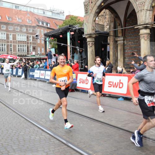 05.10.2025 - 20. swb-Marathon Bremen Yannick Fuchs http://msf.ph/oto/9284921 05.10.2025 13:03:02 Ziel 288, 539, 2585, 3197, 3381 meine-sportfotos.de