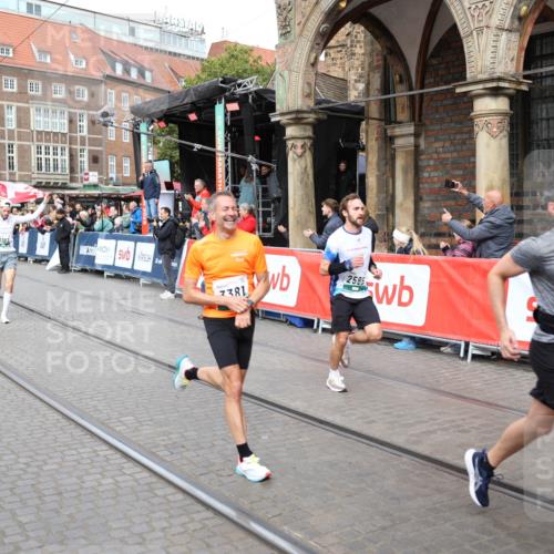 05.10.2025 - 20. swb-Marathon Bremen Yannick Fuchs http://msf.ph/oto/9284936 05.10.2025 13:03:03 Ziel 288, 539, 2585, 3197, 3381 meine-sportfotos.de