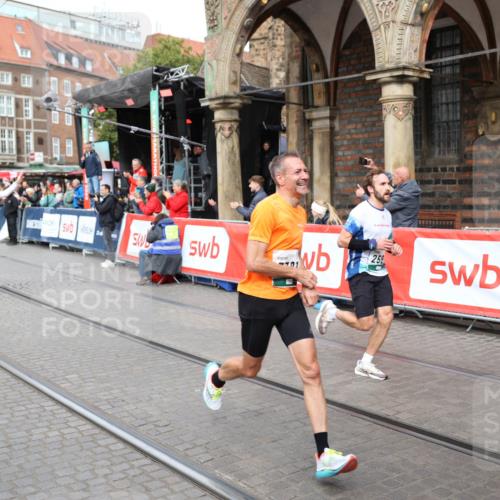 05.10.2025 - 20. swb-Marathon Bremen Yannick Fuchs http://msf.ph/oto/9284945 05.10.2025 13:03:03 Ziel 288, 539, 2585, 3197, 3381 meine-sportfotos.de