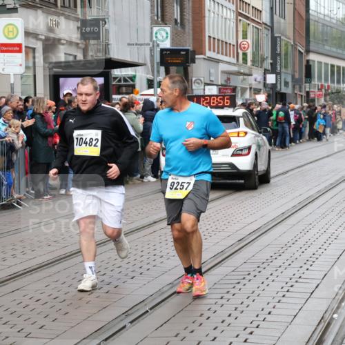 05.10.2025 - 20. swb-Marathon Bremen Strokosch-Dieckow http://msf.ph/oto/9284956 05.10.2025 11:28:56 Ziel 7174, 9257, 9559, 10482, 7174, 9257, 9559, 10482 meine-sportfotos.de