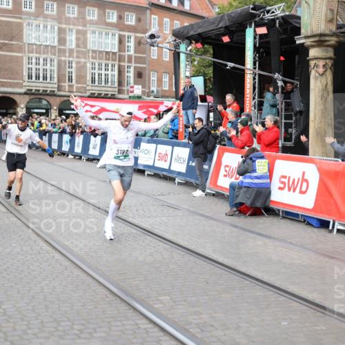 05.10.2025 - 20. swb-Marathon Bremen Yannick Fuchs http://msf.ph/oto/9284972 05.10.2025 13:03:03 Ziel 288, 539, 2585, 3197, 3381 meine-sportfotos.de