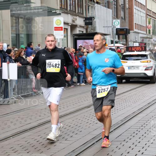05.10.2025 - 20. swb-Marathon Bremen Strokosch-Dieckow http://msf.ph/oto/9284977 05.10.2025 11:28:56 Ziel 7174, 9257, 9559, 10482, 7174, 9257, 9559, 10482 meine-sportfotos.de