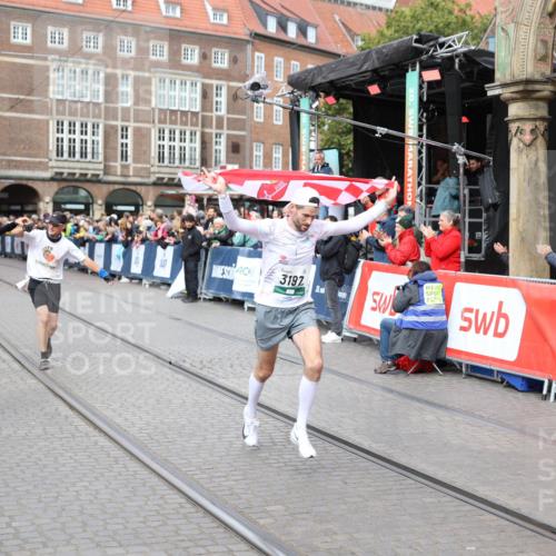 05.10.2025 - 20. swb-Marathon Bremen Yannick Fuchs http://msf.ph/oto/9285000 05.10.2025 13:03:04 Ziel 288, 2585, 3197, 3381 meine-sportfotos.de