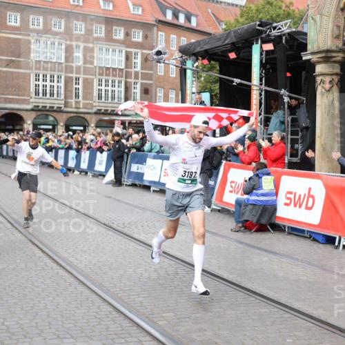 05.10.2025 - 20. swb-Marathon Bremen Yannick Fuchs http://msf.ph/oto/9285006 05.10.2025 13:03:04 Ziel 288, 2585, 3197, 3381 meine-sportfotos.de