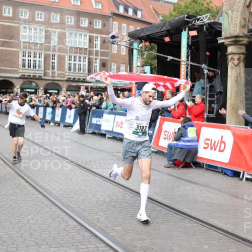 05.10.2025 - 20. swb-Marathon Bremen Yannick Fuchs http://msf.ph/oto/9285018 05.10.2025 13:03:04 Ziel 288, 2585, 3197, 3381 meine-sportfotos.de
