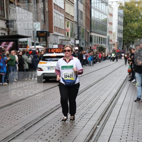 05.10.2025 - 20. swb-Marathon Bremen Strokosch-Dieckow http://msf.ph/oto/9285020 05.10.2025 11:29:02 Ziel 9257, 9559, 10401, 10482, 9257, 9559, 10401, 10482 meine-sportfotos.de