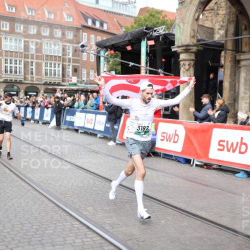 05.10.2025 - 20. swb-Marathon Bremen Yannick Fuchs http://msf.ph/oto/9285021 05.10.2025 13:03:04 Ziel 288, 2585, 3197, 3381 meine-sportfotos.de