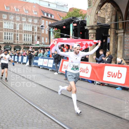 05.10.2025 - 20. swb-Marathon Bremen Yannick Fuchs http://msf.ph/oto/9285030 05.10.2025 13:03:04 Ziel 288, 2585, 3197, 3381 meine-sportfotos.de