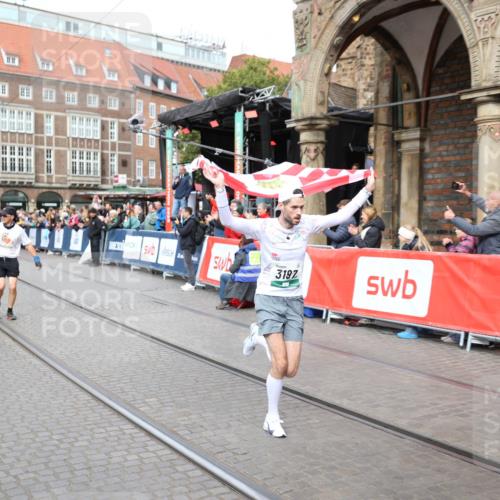 05.10.2025 - 20. swb-Marathon Bremen Yannick Fuchs http://msf.ph/oto/9285050 05.10.2025 13:03:04 Ziel 288, 2585, 3197, 3381 meine-sportfotos.de